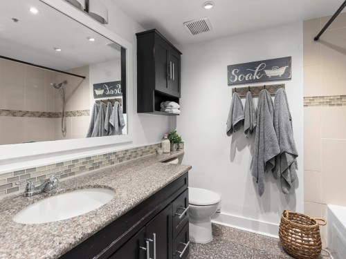102-2528 Broadway E, Vancouver, BC - Indoor Photo Showing Bathroom