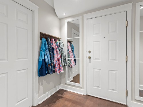 102-2528 Broadway E, Vancouver, BC - Indoor
