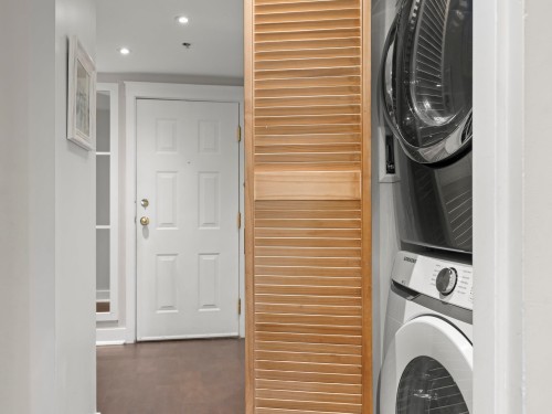 102-2528 Broadway E, Vancouver, BC - Indoor Photo Showing Laundry Room