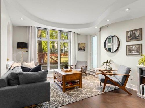 102-2528 Broadway E, Vancouver, BC - Indoor Photo Showing Living Room