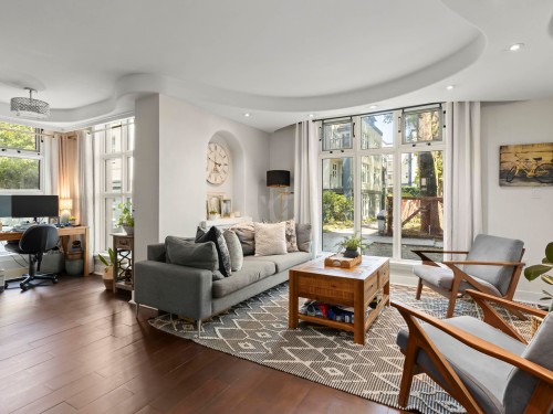102-2528 Broadway E, Vancouver, BC - Indoor Photo Showing Living Room