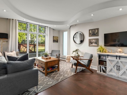102-2528 Broadway E, Vancouver, BC - Indoor Photo Showing Living Room