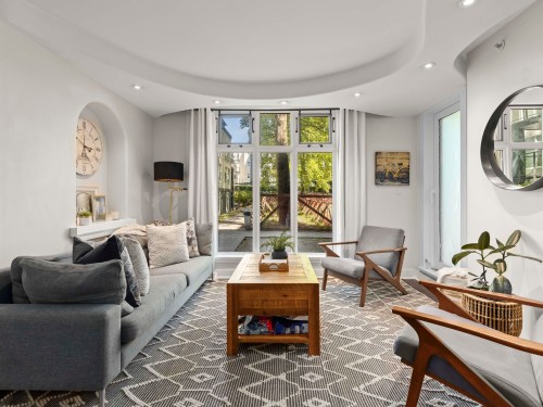 102-2528 Broadway E, Vancouver, BC - Indoor Photo Showing Living Room