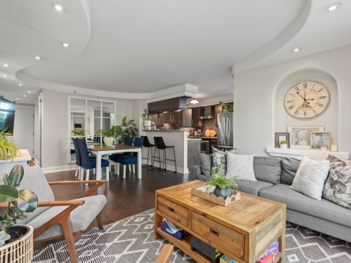 102-2528 Broadway E, Vancouver, BC - Indoor Photo Showing Living Room
