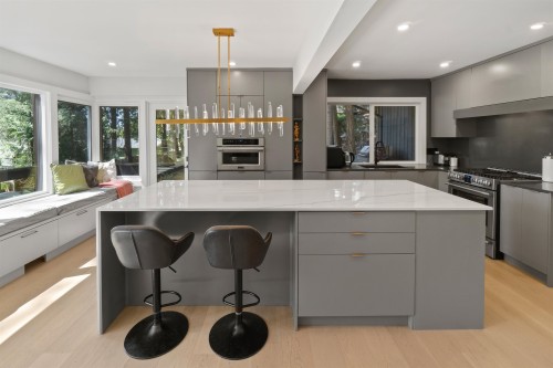 615 Kings Road E, North Vancouver, BC - Indoor Photo Showing Kitchen With Upgraded Kitchen