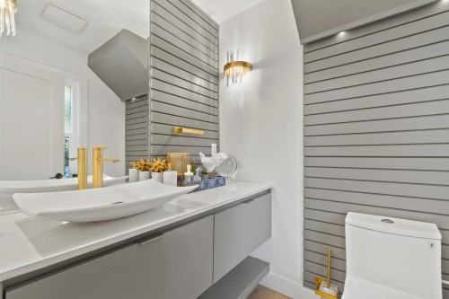 615 Kings Road E, North Vancouver, BC -  Photo Showing Bathroom