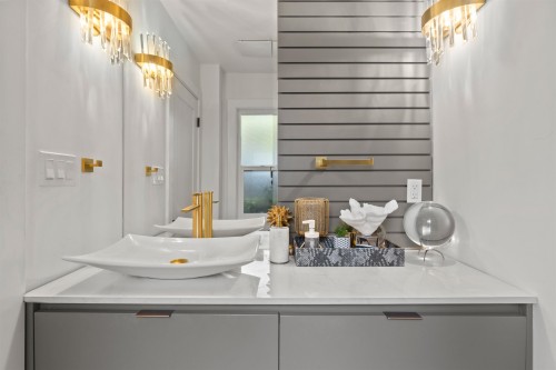 615 Kings Road E, North Vancouver, BC - Indoor Photo Showing Bathroom