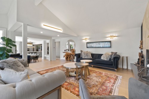 615 Kings Road E, North Vancouver, BC - Indoor Photo Showing Living Room