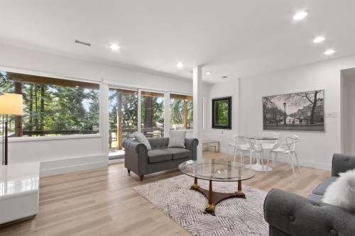 615 Kings Road E, North Vancouver, BC - Indoor Photo Showing Living Room