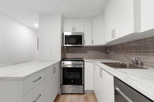615 Kings Road E, North Vancouver, BC - Indoor Photo Showing Kitchen