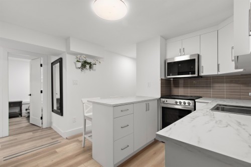 615 Kings Road E, North Vancouver, BC - Indoor Photo Showing Kitchen