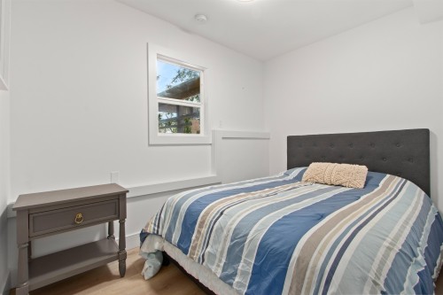 615 Kings Road E, North Vancouver, BC - Indoor Photo Showing Bedroom