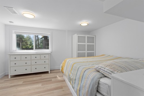 615 Kings Road E, North Vancouver, BC - Indoor Photo Showing Bedroom