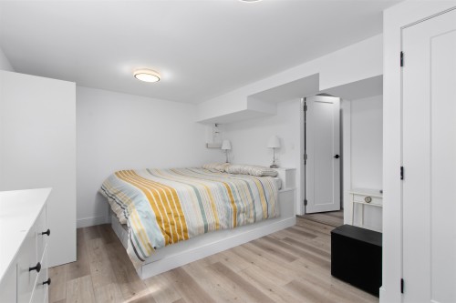 615 Kings Road E, North Vancouver, BC - Indoor Photo Showing Bedroom