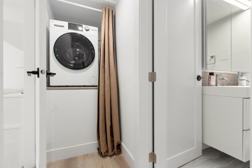 615 Kings Road E, North Vancouver, BC - Indoor Photo Showing Laundry Room