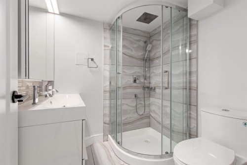 615 Kings Road E, North Vancouver, BC - Indoor Photo Showing Bathroom