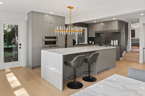 615 Kings Road E, North Vancouver, BC - Indoor Photo Showing Kitchen With Upgraded Kitchen