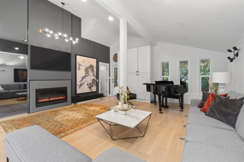 615 Kings Road E, North Vancouver, BC - Indoor Photo Showing Living Room With Fireplace