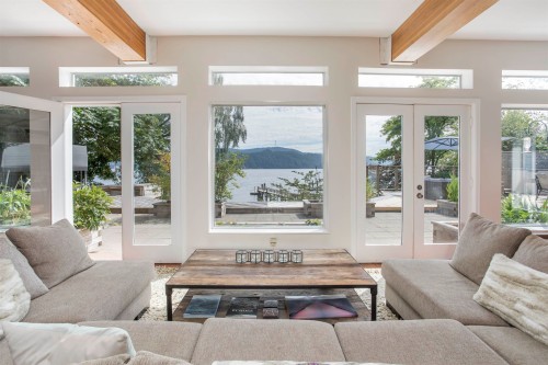 5439 Indian River Drive, North Vancouver, BC - Indoor Photo Showing Living Room