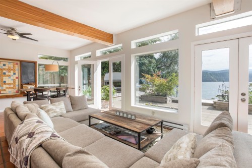 5439 Indian River Drive, North Vancouver, BC - Indoor Photo Showing Living Room