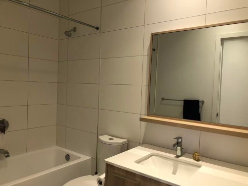 601-9888 University Crescent, Burnaby, BC - Indoor Photo Showing Bathroom