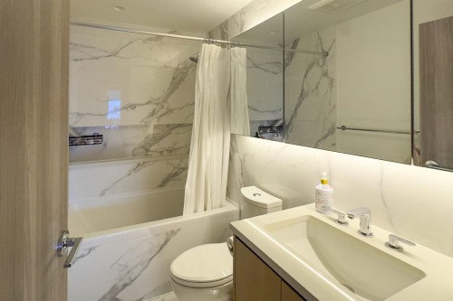 1702-4890 Lougheed Highway, Burnaby, BC - Indoor Photo Showing Bathroom