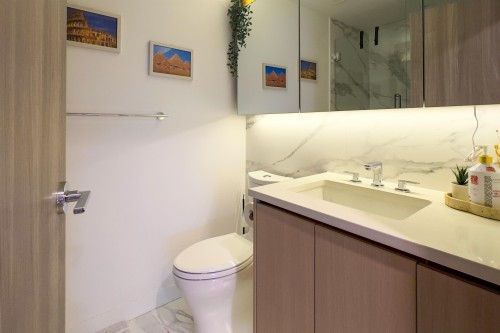 1702-4890 Lougheed Highway, Burnaby, BC - Indoor Photo Showing Bathroom