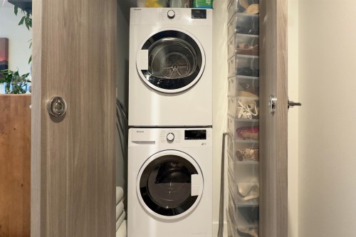 1702-4890 Lougheed Highway, Burnaby, BC - Indoor Photo Showing Laundry Room