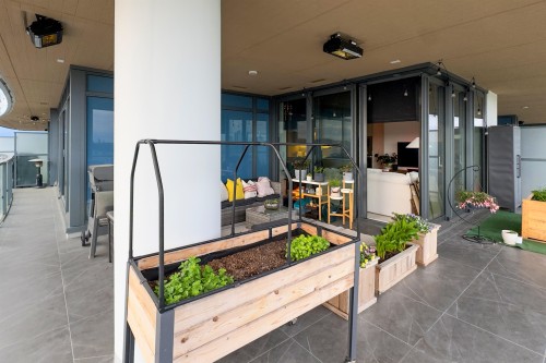 1702-4890 Lougheed Highway, Burnaby, BC - Outdoor With Exterior