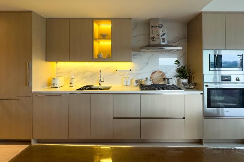 1702-4890 Lougheed Highway, Burnaby, BC - Indoor Photo Showing Kitchen