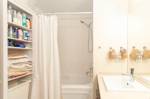 102-1633 Mackay, North Vancouver, BC - Indoor Photo Showing Bathroom