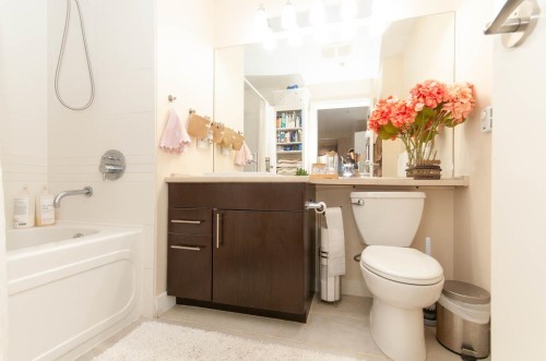 102-1633 Mackay, North Vancouver, BC - Indoor Photo Showing Bathroom