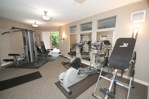 102-1633 Mackay, North Vancouver, BC - Indoor Photo Showing Gym Room