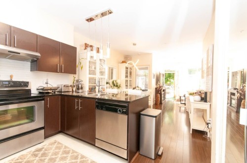 102-1633 Mackay, North Vancouver, BC - Indoor Photo Showing Kitchen With Double Sink