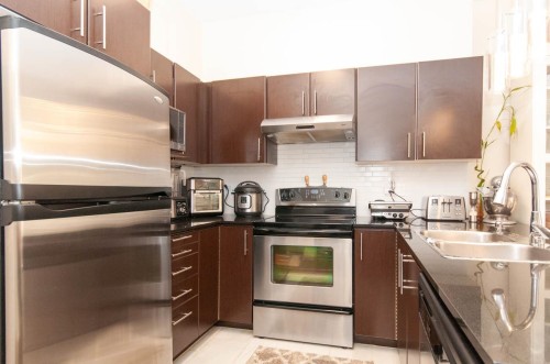 102-1633 Mackay, North Vancouver, BC - Indoor Photo Showing Kitchen With Double Sink With Upgraded Kitchen