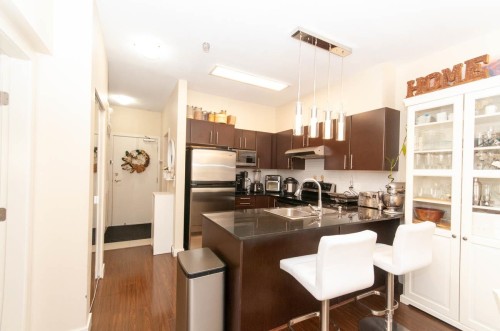 102-1633 Mackay, North Vancouver, BC - Indoor Photo Showing Kitchen