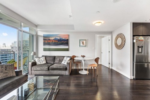 1609-111 1St Avenue E, Vancouver, BC - Indoor Photo Showing Living Room