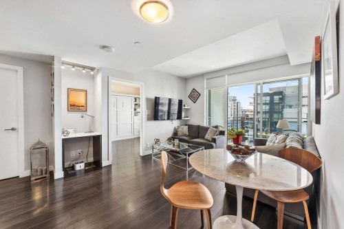 1609-111 1St Avenue E, Vancouver, BC - Indoor Photo Showing Living Room