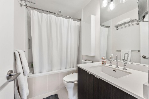 1609-111 1St Avenue E, Vancouver, BC - Indoor Photo Showing Bathroom