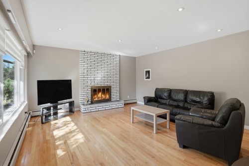 210 Murphy Drive W, Delta, BC - Indoor Photo Showing Living Room With Fireplace