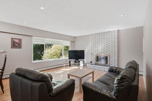 210 Murphy Drive W, Delta, BC - Indoor Photo Showing Living Room With Fireplace