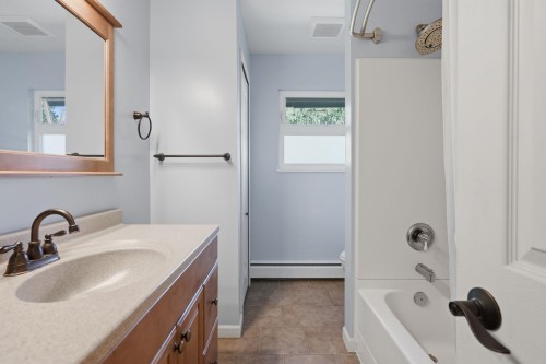 210 Murphy Drive W, Delta, BC - Indoor Photo Showing Bathroom