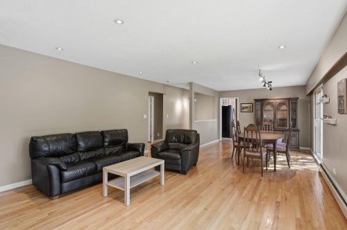 210 Murphy Drive W, Delta, BC - Indoor Photo Showing Living Room