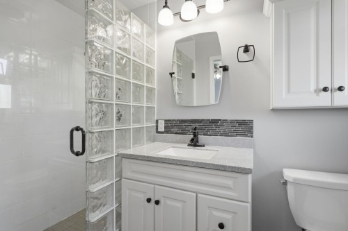 210 Murphy Drive W, Delta, BC - Indoor Photo Showing Bathroom