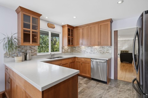 210 Murphy Drive W, Delta, BC - Indoor Photo Showing Kitchen With Double Sink