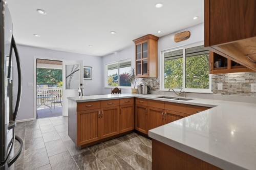 210 Murphy Drive W, Delta, BC - Indoor Photo Showing Kitchen With Double Sink