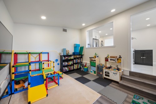 8085 10Th Avenue, Burnaby, BC 
