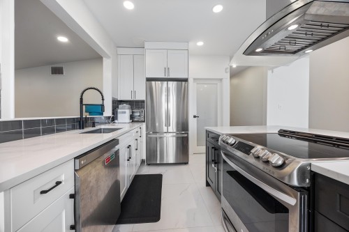 8085 10Th Avenue, Burnaby, BC 