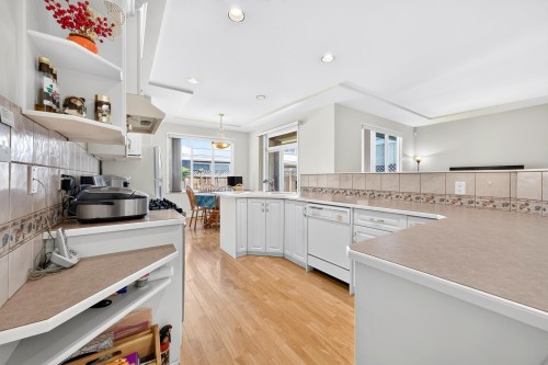 6215 Dunsmuir Crescent, Richmond, BC - Indoor Photo Showing Kitchen