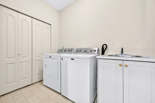 6215 Dunsmuir Crescent, Richmond, BC - Indoor Photo Showing Laundry Room